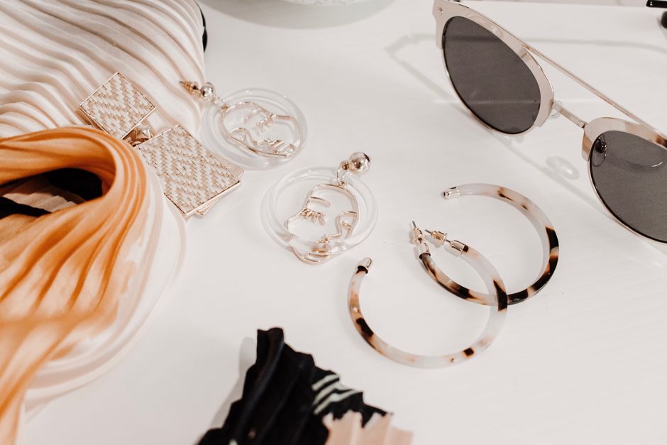 Chic Lifestyle Accessories: 5 Must-Have Items for Effortless Elegance